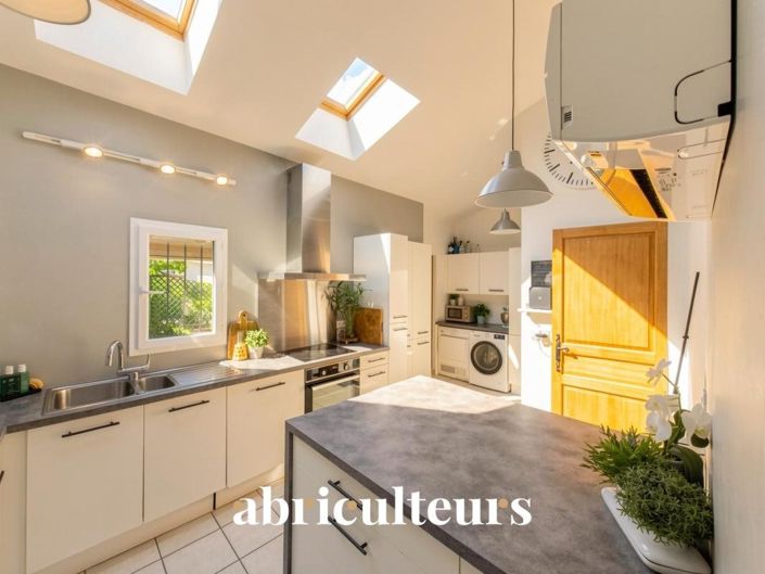 Image No.9-8 Bed House for sale