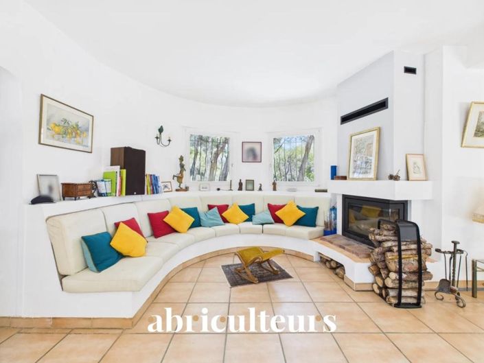 Image No.8-5 Bed House for sale