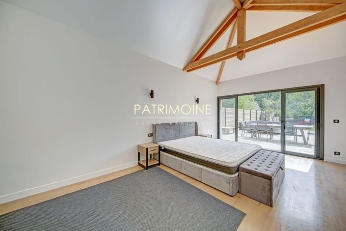 Image No.10-6 Bed Property for sale