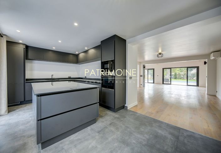 Image No.11-6 Bed Property for sale