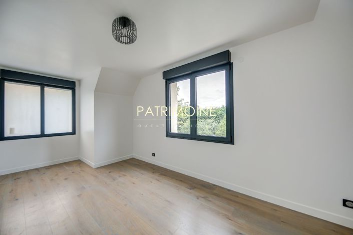 Image No.15-6 Bed Property for sale