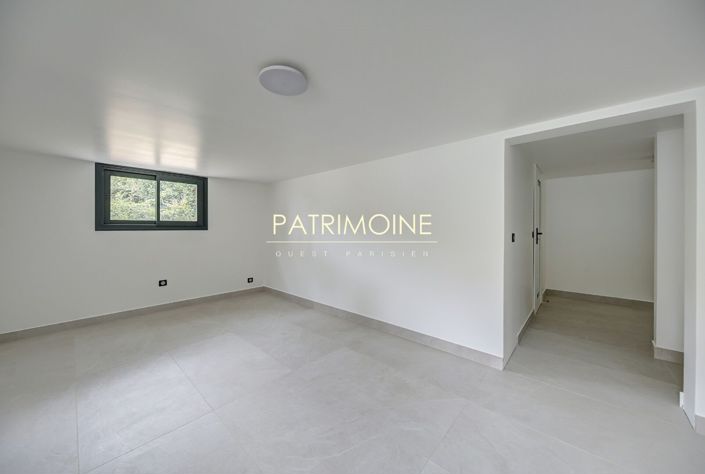 Image No.18-6 Bed Property for sale