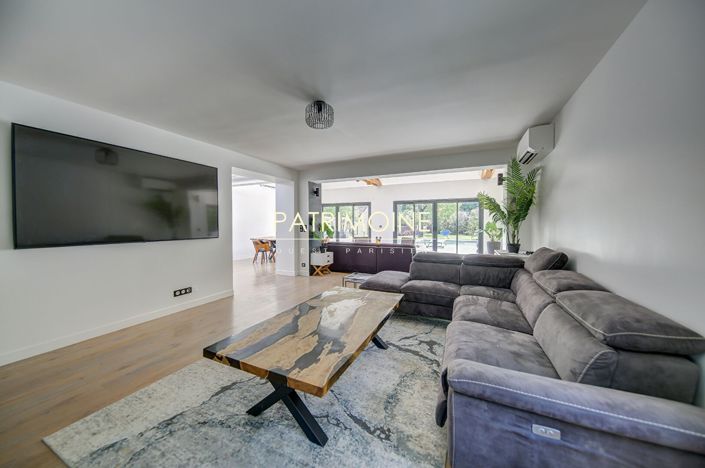 Image No.9-6 Bed Property for sale