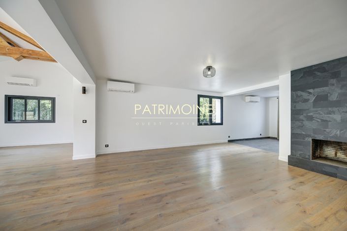 Image No.10-6 Bed Property for sale