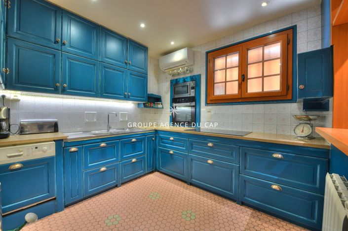 Image No.8-5 Bed House for sale