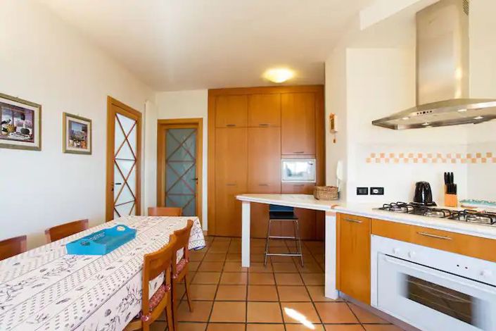 Image No.8-6 Bed House for sale