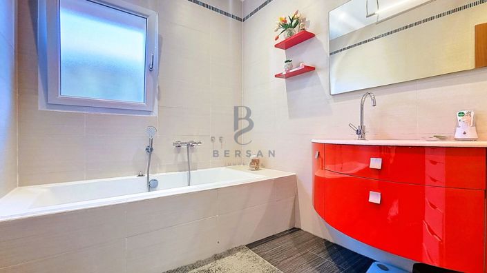 Image No.11-3 Bed House for sale