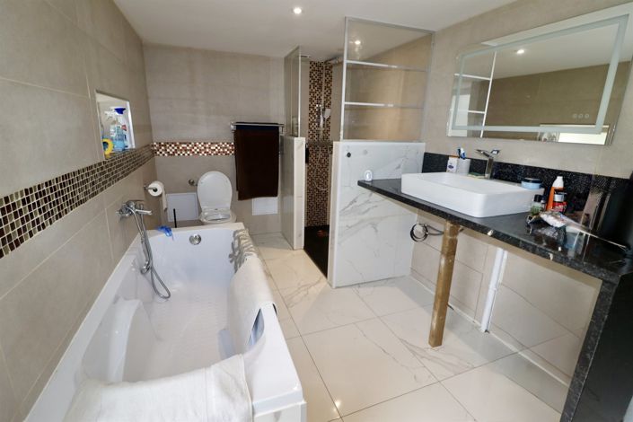 Image No.15-4 Bed House for sale