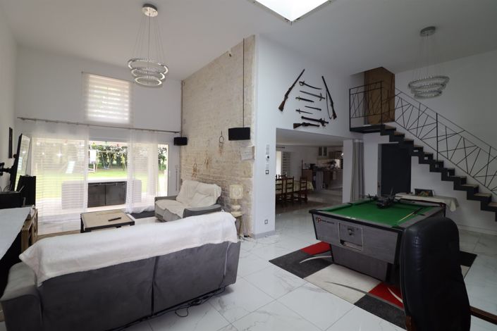 Image No.2-4 Bed House for sale