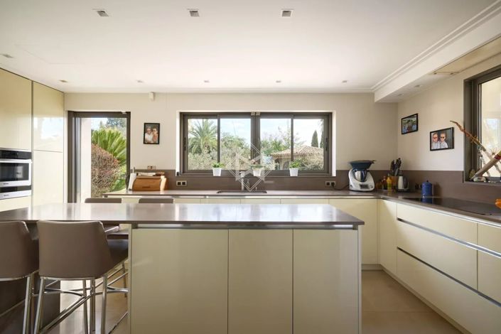 Image No.10-6 Bed House for sale