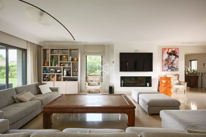 Image No.8-6 Bed House for sale