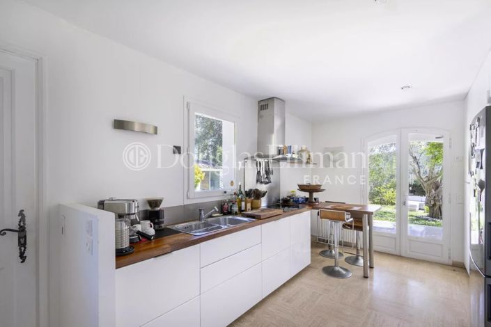 Image No.6-5 Bed House for sale