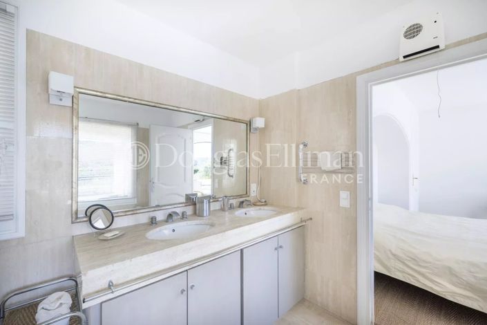 Image No.8-5 Bed House for sale