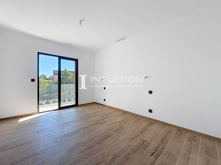 Image No.14-3 Bed House for sale