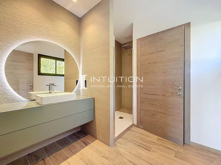 Image No.17-3 Bed House for sale