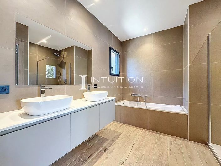 Image No.20-3 Bed House for sale