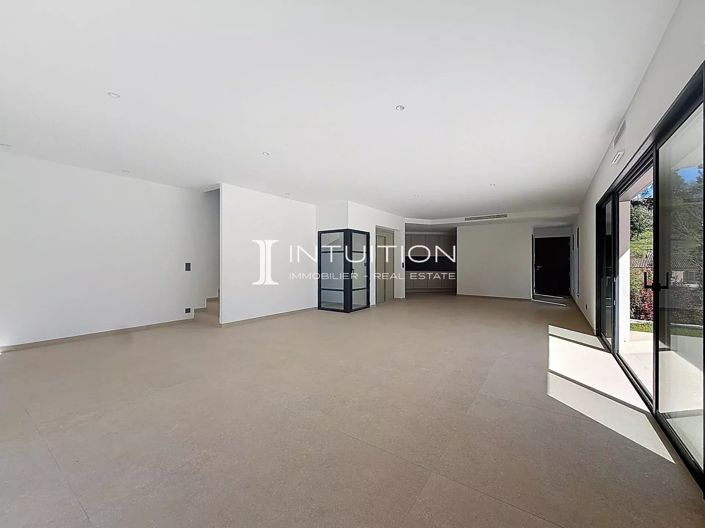 Image No.10-3 Bed House for sale