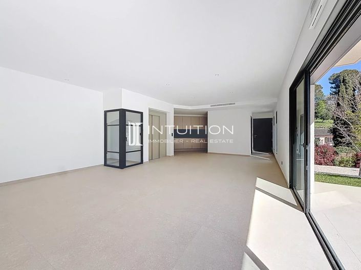 Image No.11-3 Bed House for sale