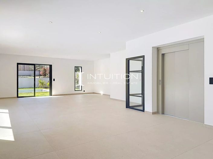 Image No.12-3 Bed House for sale