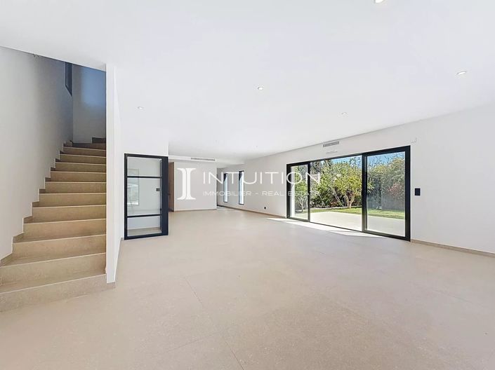 Image No.14-3 Bed House for sale