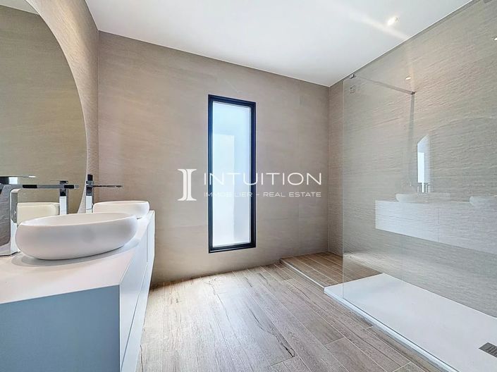 Image No.18-3 Bed House for sale