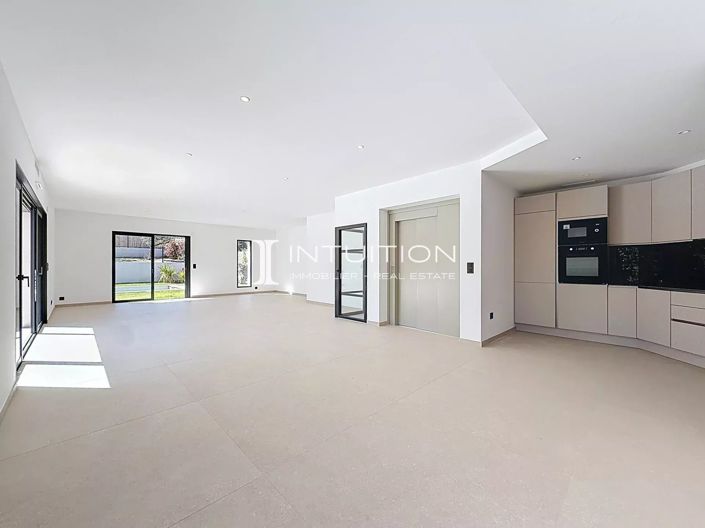 Image No.6-3 Bed House for sale