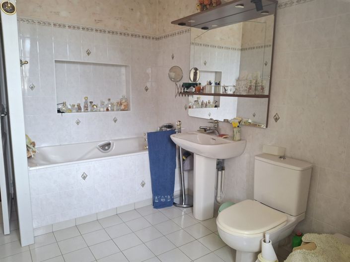 Image No.16-6 Bed House for sale