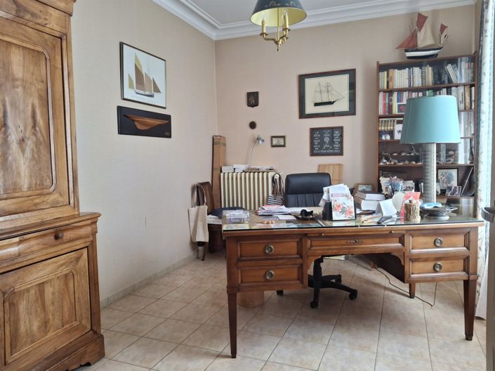 Image No.8-6 Bed House for sale