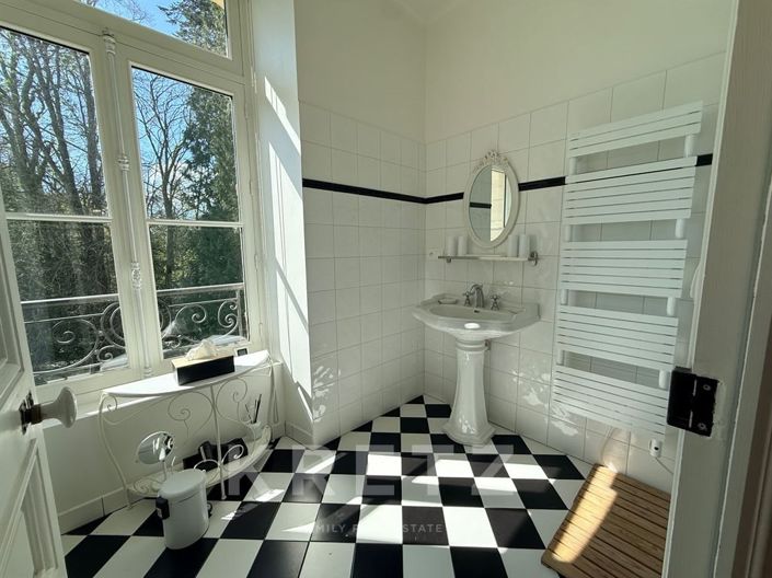 Image No.15-16 Bed Property for sale