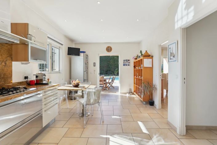 Image No.9-5 Bed House for sale