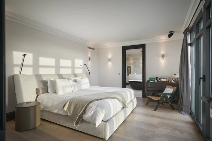 Image No.8-6 Bed House for sale