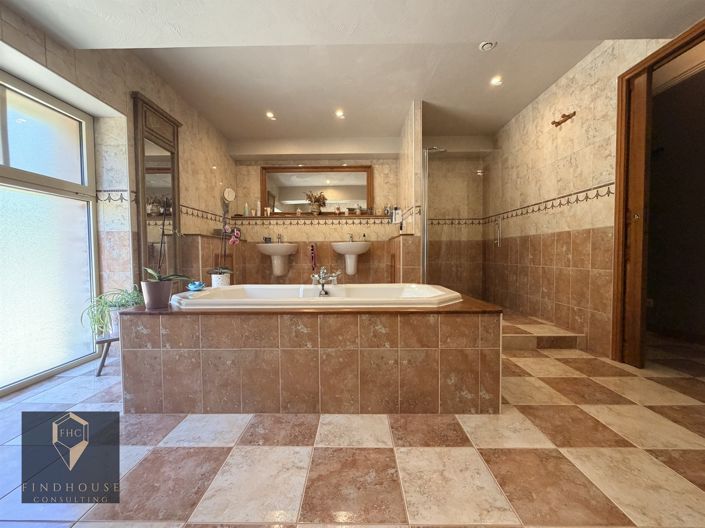 Image No.10-3 Bed House for sale