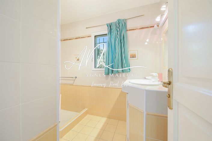 Image No.13-5 Bed House for sale