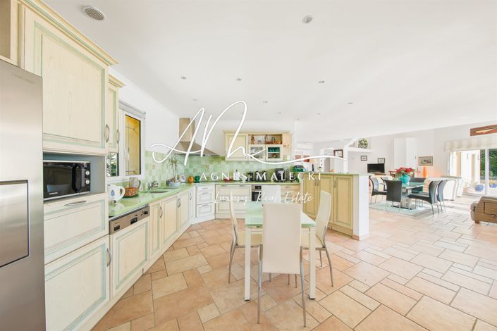 Image No.8-5 Bed House for sale