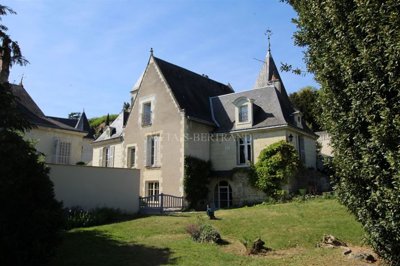 1 - Chinon, Property
