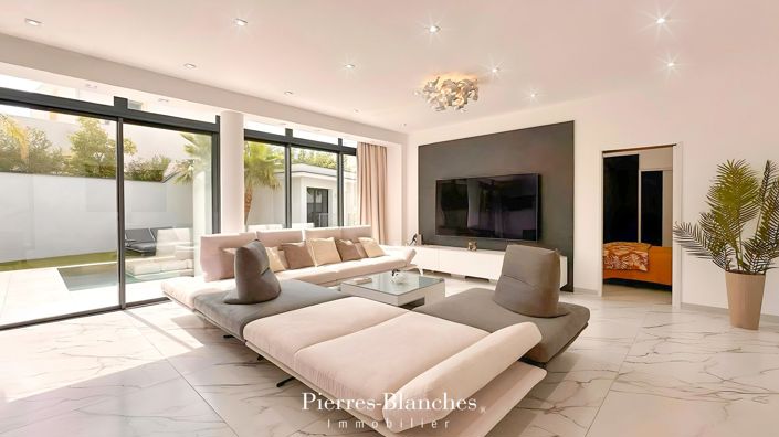 Image No.12-5 Bed House for sale