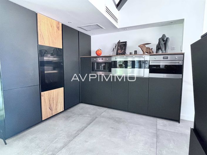 Image No.6-5 Bed House for sale