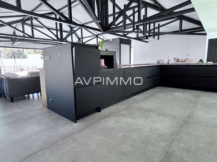 Image No.7-5 Bed House for sale