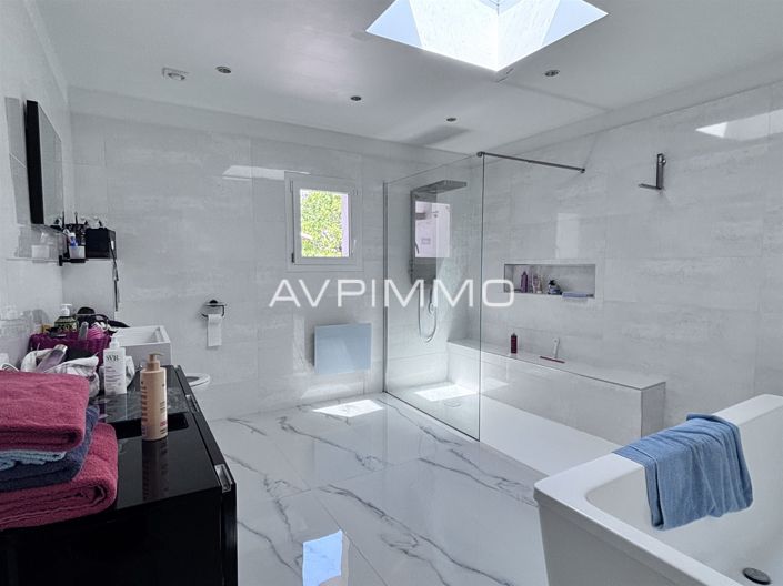 Image No.16-5 Bed House for sale