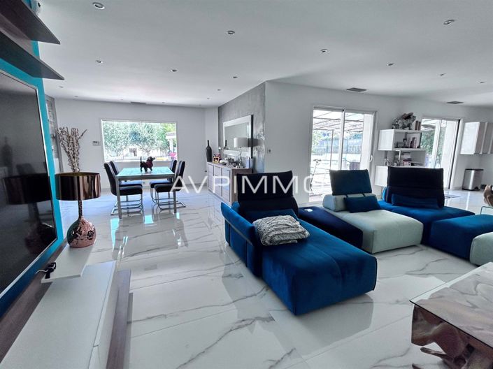 Image No.2-5 Bed House for sale