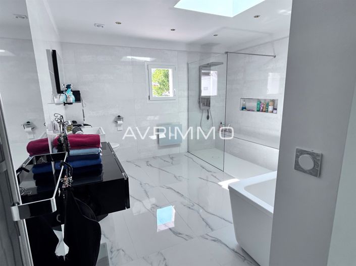 Image No.8-5 Bed House for sale