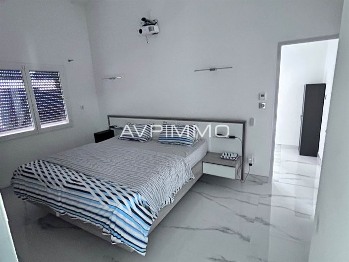 Image No.9-5 Bed House for sale