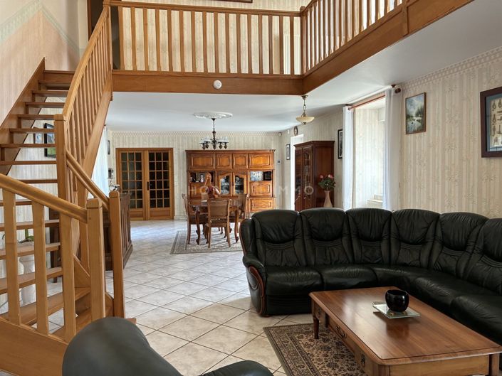 Image No.8-5 Bed House for sale