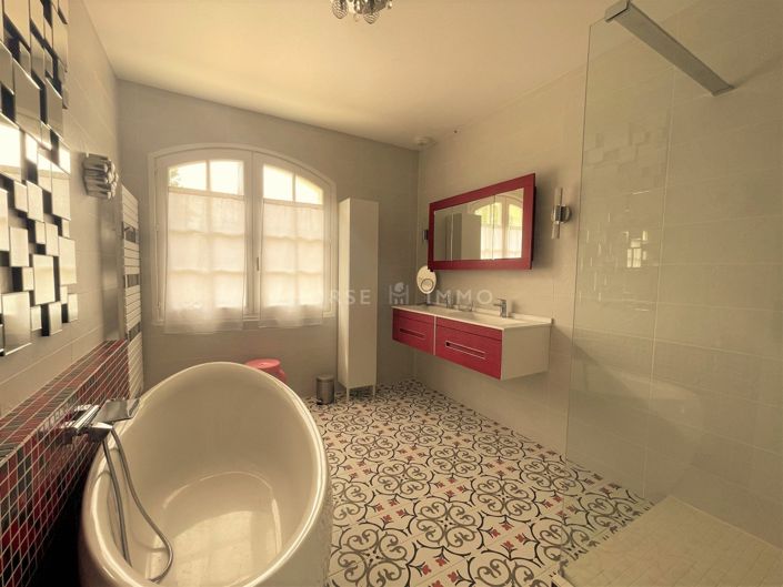 Image No.7-6 Bed House for sale