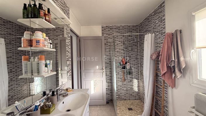 Image No.10-3 Bed House for sale