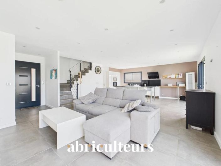 Image No.6-3 Bed House for sale