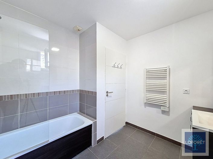 Image No.10-3 Bed House for sale