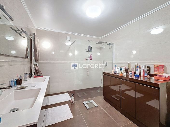 Image No.11-3 Bed House for sale