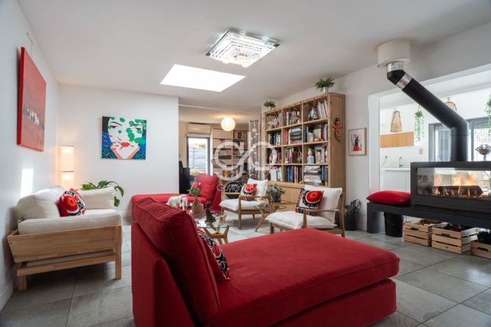 Image No.8-5 Bed House for sale