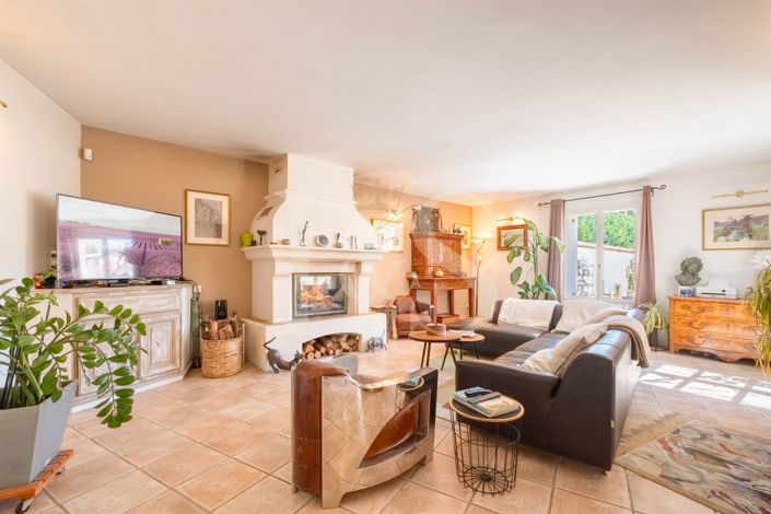 Image No.9-5 Bed House for sale